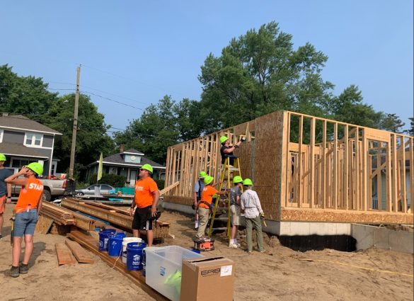 Volunteers hammer house(Photo Supplied/Amelia Lee)